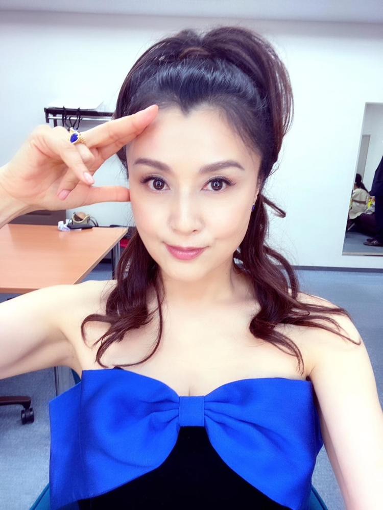 49岁藤原纪香上综艺穿贴身短裙身姿不输女团公主头减龄发量惹人羡慕