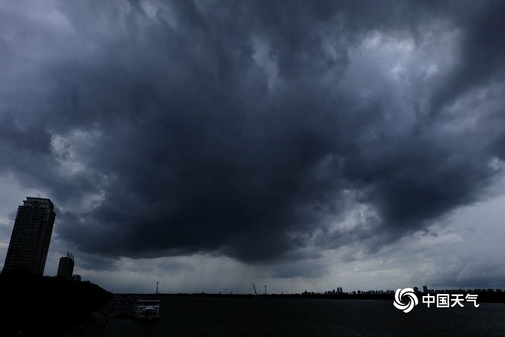 乌云压城风雨欲来哈尔滨上演科幻大片