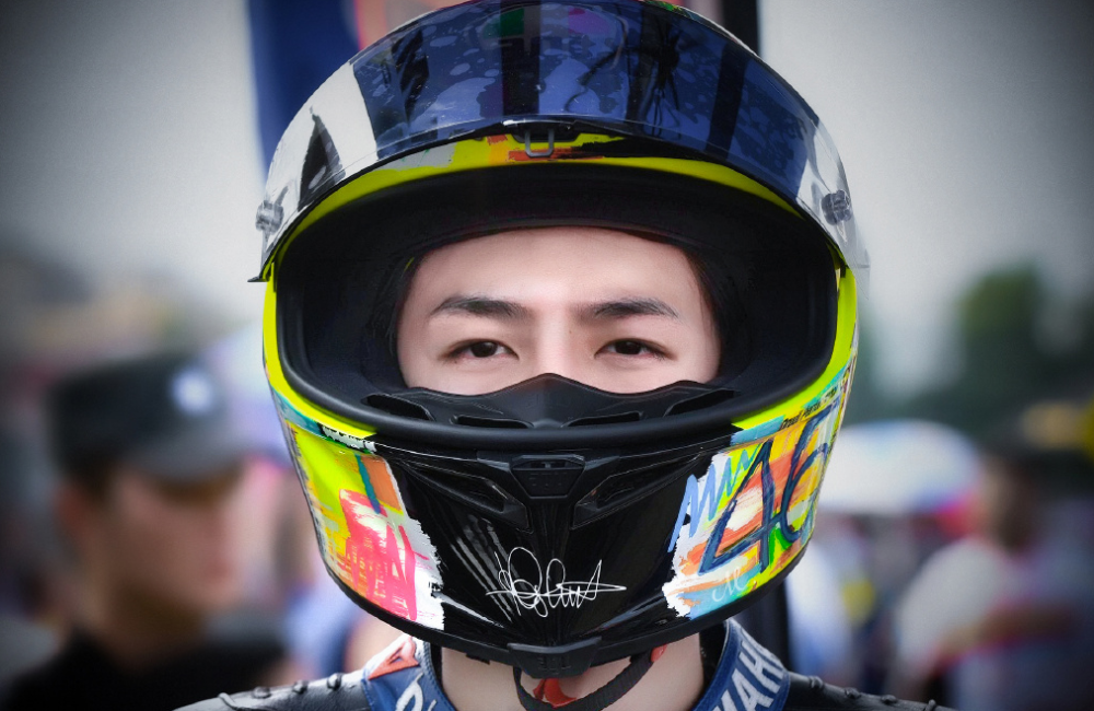 王一博|金主送王一博罗西头盔签名照，养成系低调干大事称是酷盖间的respect