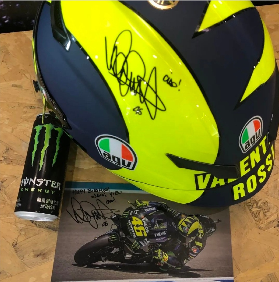 王一博|金主送王一博罗西头盔签名照，养成系低调干大事称是酷盖间的respect