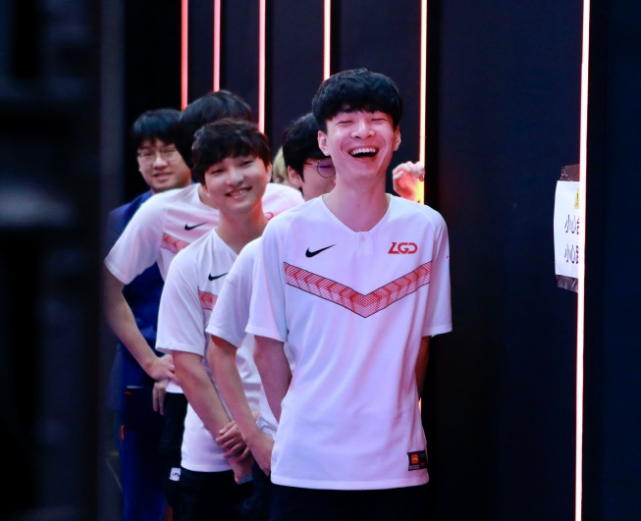 国外网友热议LGD击败IG，心疼Rookie，IG太惨了