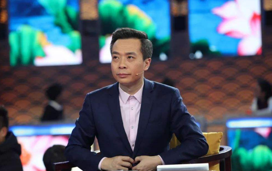 康震|红得发紫的康震，因“云想衣裳花想容”被大教授质疑，他错了吗？