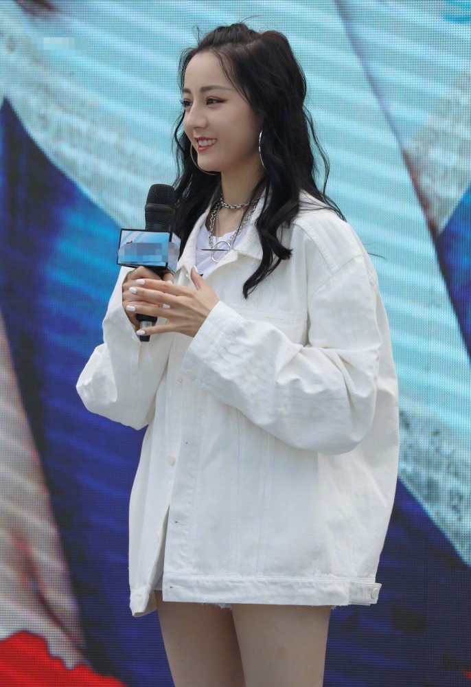 迪丽热巴|迪丽热巴南京直播捞金，少女造型有点甜，生图曝出大长腿成亮点
