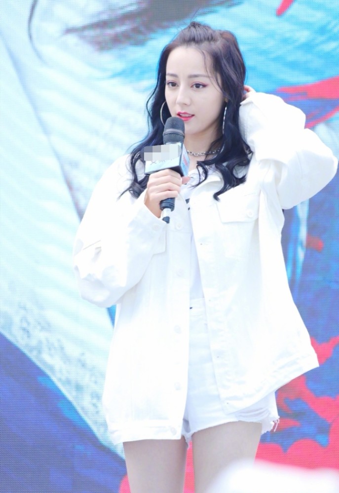 迪丽热巴|迪丽热巴南京直播捞金，少女造型有点甜，生图曝出大长腿成亮点