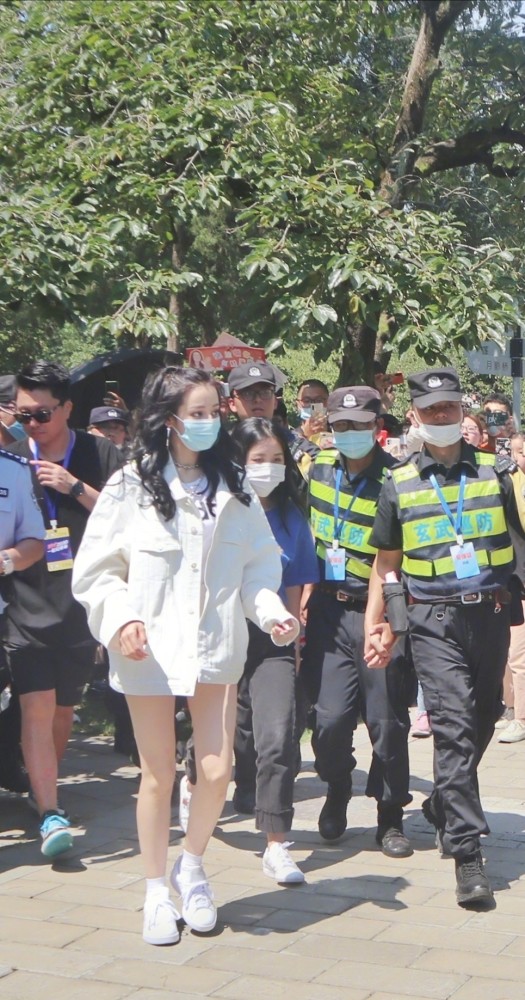 迪丽热巴|迪丽热巴南京直播捞金，少女造型有点甜，生图曝出大长腿成亮点