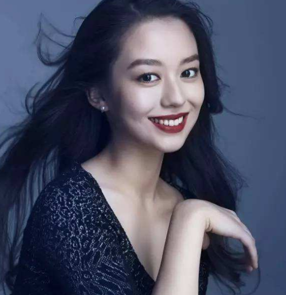 吉娜"素颜旧照"被疯传,微胖身材让人认不出,郎朗眼光太好了