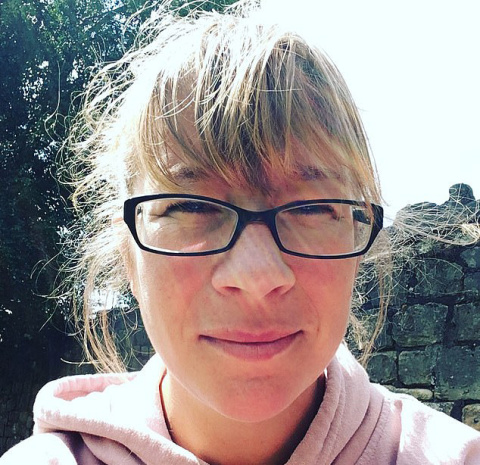 建筑|英国41岁女子遇见最坑建筑商，被漫天要价损失36万，欲哭无泪