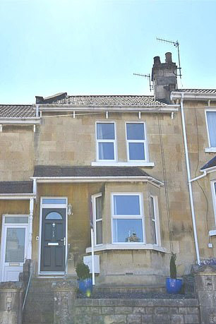 建筑|英国41岁女子遇见最坑建筑商，被漫天要价损失36万，欲哭无泪