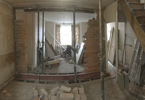 建筑|英国41岁女子遇见最坑建筑商，被漫天要价损失36万，欲哭无泪