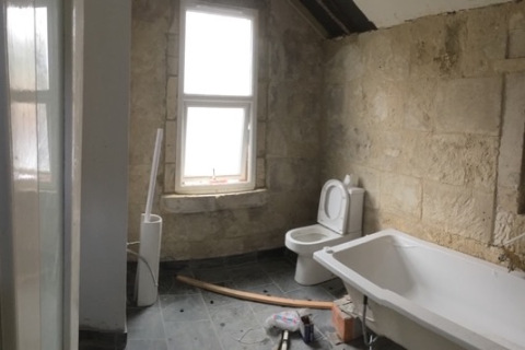 建筑|英国41岁女子遇见最坑建筑商，被漫天要价损失36万，欲哭无泪