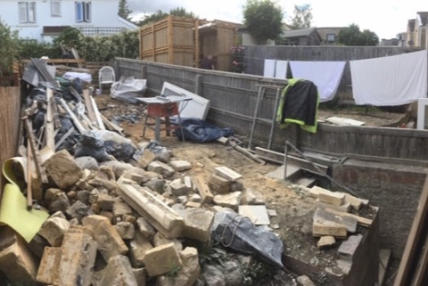 建筑|英国41岁女子遇见最坑建筑商，被漫天要价损失36万，欲哭无泪