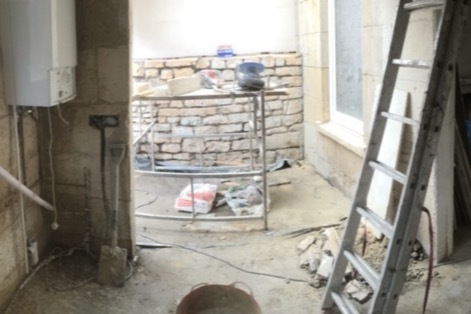 建筑|英国41岁女子遇见最坑建筑商，被漫天要价损失36万，欲哭无泪