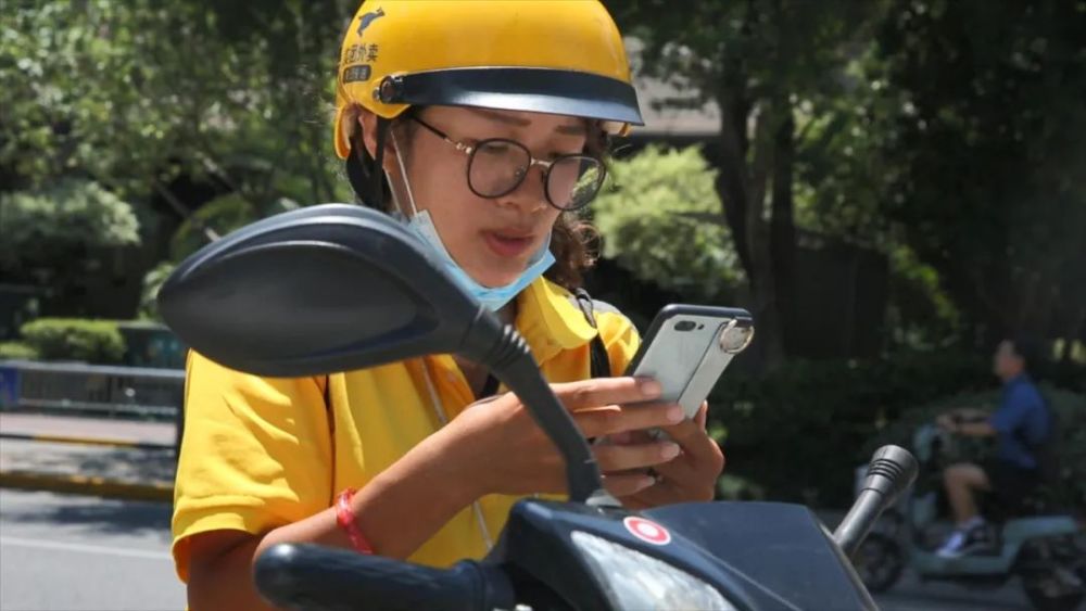 高温下的外卖女骑手:你在太阳下奔跑的样子真美!