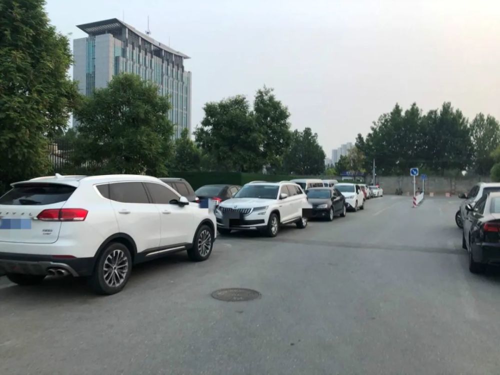 马路|现成的停车场不用，非要违规停在马路上，这是为什么？