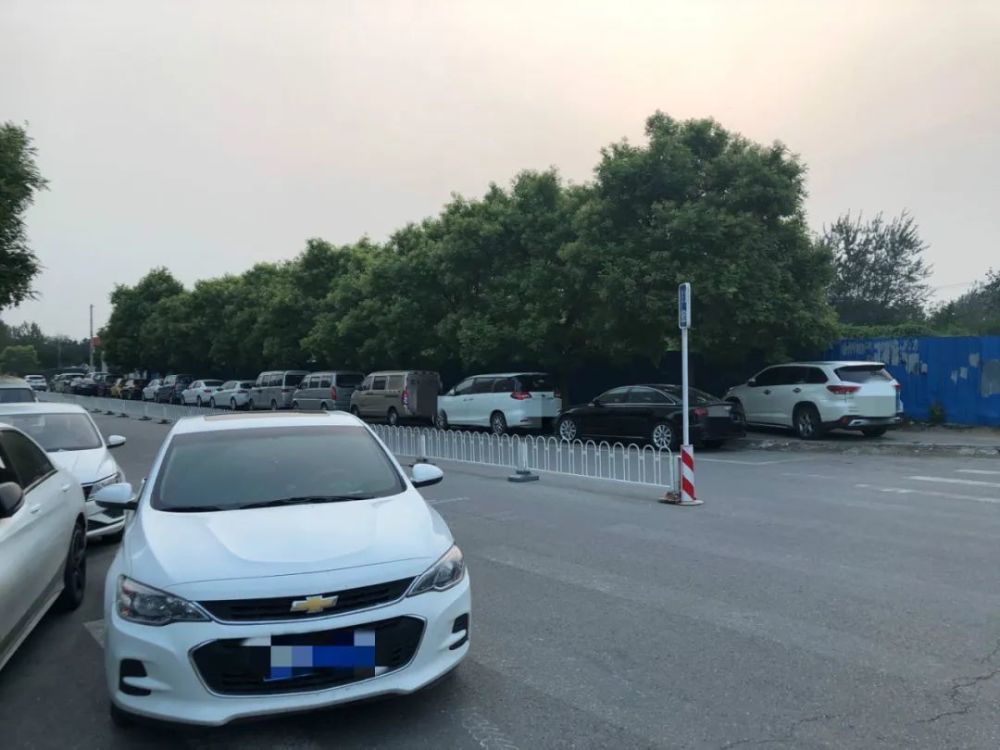 马路|现成的停车场不用，非要违规停在马路上，这是为什么？