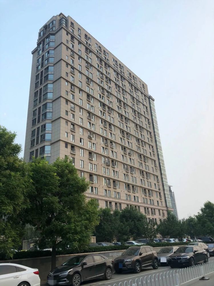 马路|现成的停车场不用，非要违规停在马路上，这是为什么？