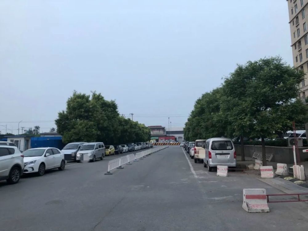 马路|现成的停车场不用，非要违规停在马路上，这是为什么？