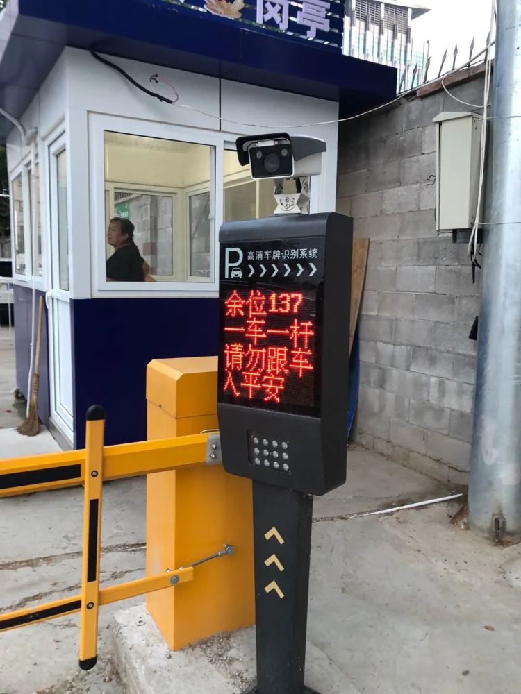 马路|现成的停车场不用，非要违规停在马路上，这是为什么？