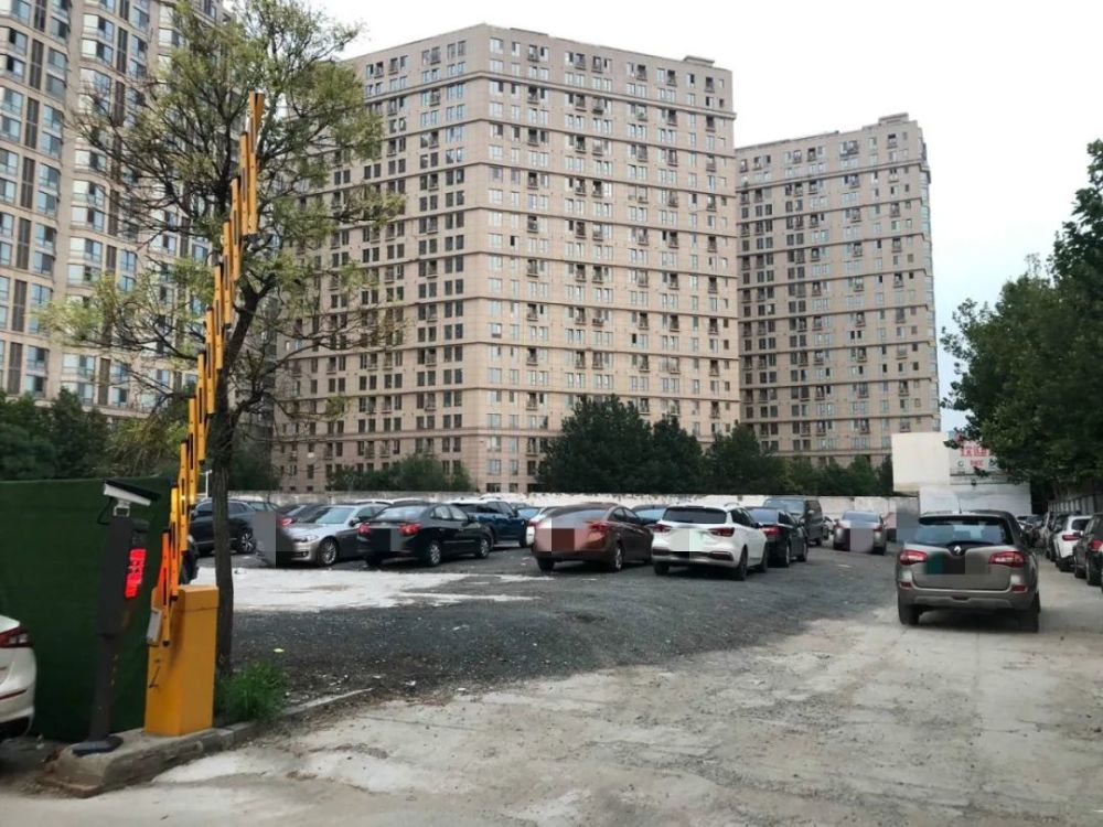 马路|现成的停车场不用，非要违规停在马路上，这是为什么？