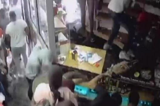 警察|芝加哥商铺连遭两次洗劫，报警后警察未回应，商人将起诉这座城市