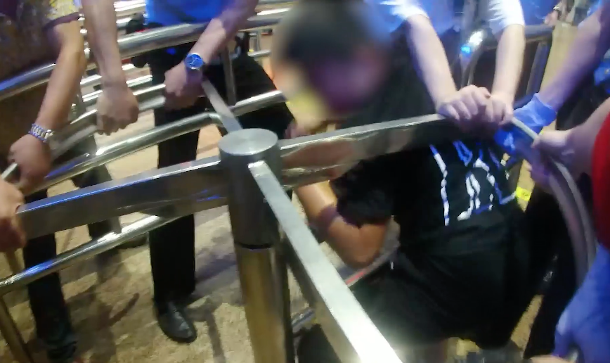 北京西站|男孩贪玩卡进北京西站隔离门 警民联手帮其脱困