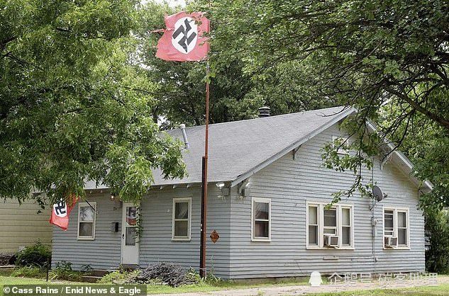 俄克拉荷马州|26岁女子偷45岁邻居纳粹旗帜遭枪击，他辩称出于自卫，你认为谁对谁错？