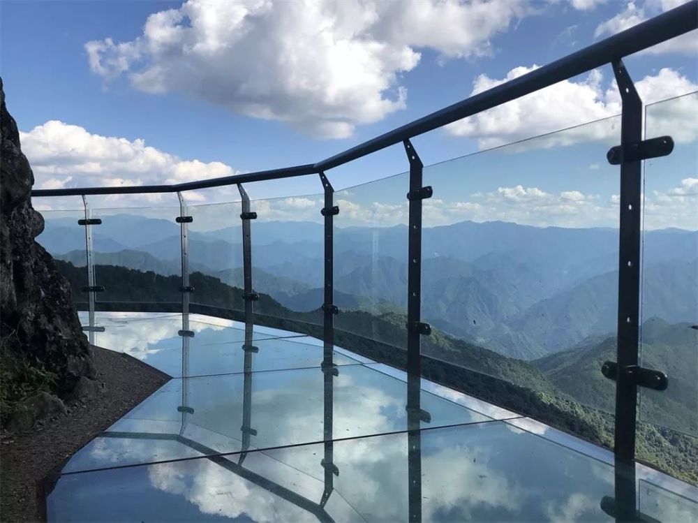 最长的玻璃悬空栈道,为西北地区第一条山地悬空玻璃栈道