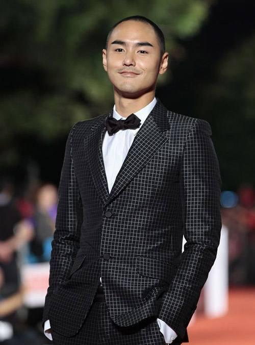 阮经天|阮经天手捧骨灰忍痛送别90岁奶奶，高龄失智爷爷至今不知老伴已去世