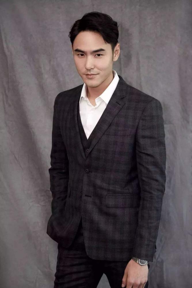 阮经天|阮经天手捧骨灰忍痛送别90岁奶奶，高龄失智爷爷至今不知老伴已去世