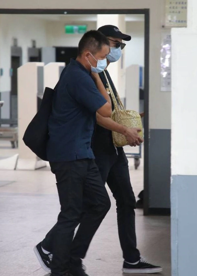 阮经天|阮经天手捧骨灰忍痛送别90岁奶奶，高龄失智爷爷至今不知老伴已去世