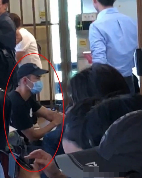 阮经天|阮经天手捧骨灰忍痛送别90岁奶奶，高龄失智爷爷至今不知老伴已去世