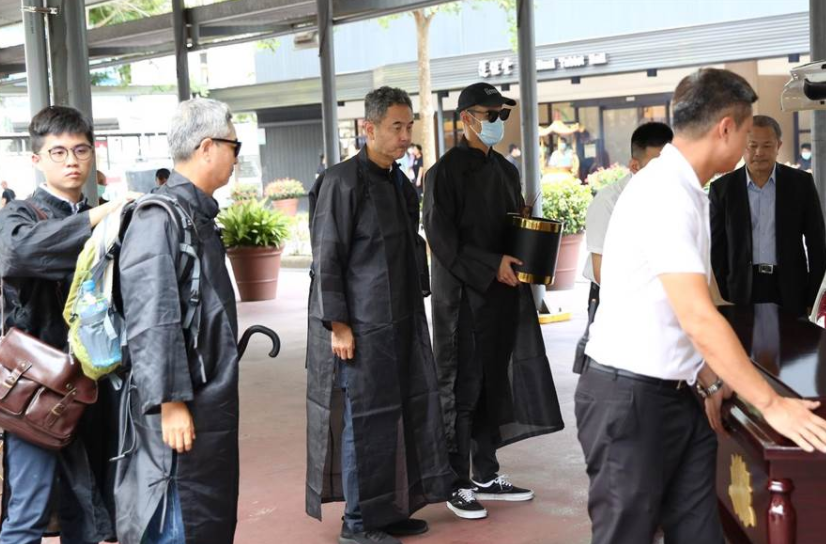 阮经天|阮经天手捧骨灰忍痛送别90岁奶奶，高龄失智爷爷至今不知老伴已去世