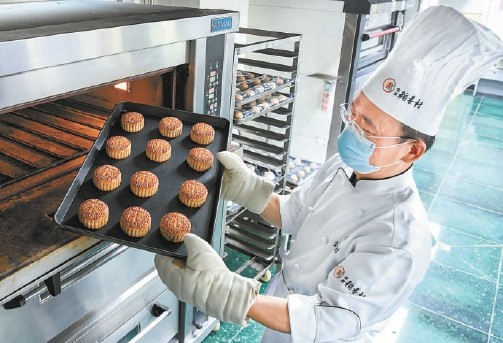 北京稻香村|北京稻香村今年第一炉月饼开卖！“京味月饼季”同时启动