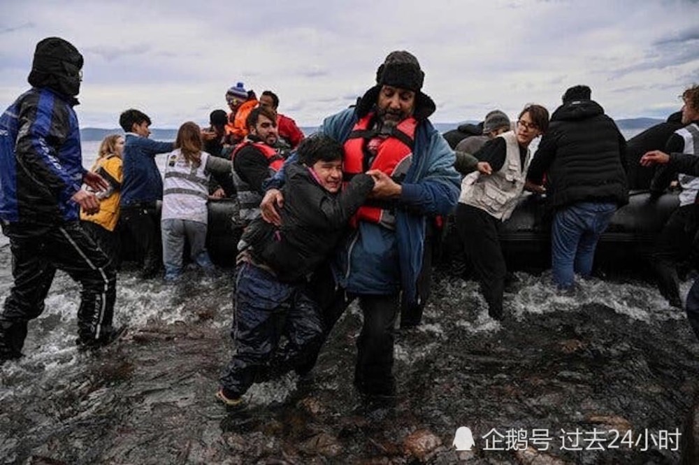 希腊_时政|希腊驱逐1000多名难民，赶上船后推下海，任其自生自灭