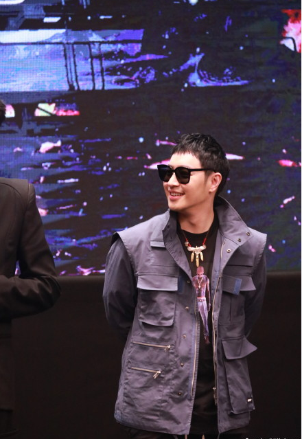 潘玮柏|潘玮柏懒理妻子绯闻，婚后现身秀恩爱自称幸福肥，戴婚戒感情稳定