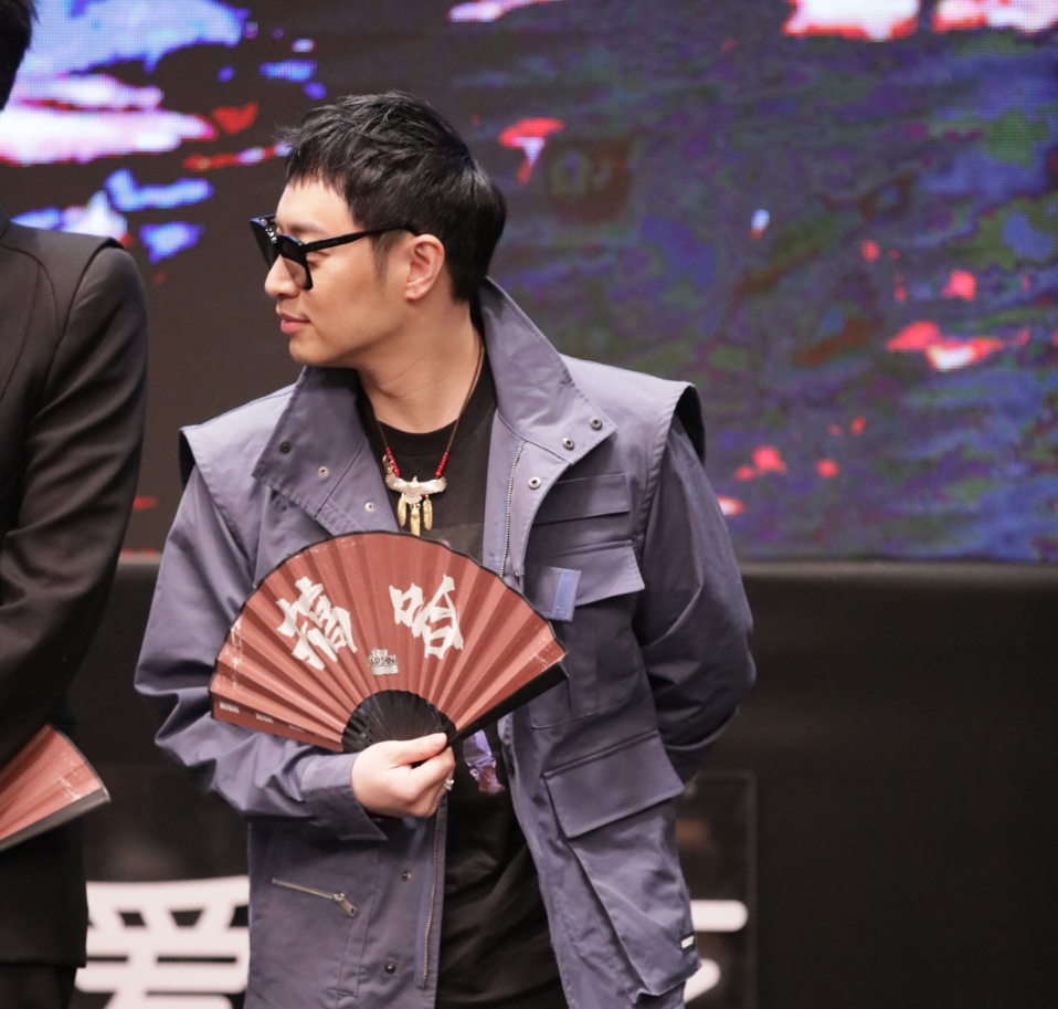 潘玮柏|潘玮柏懒理妻子绯闻，婚后现身秀恩爱自称幸福肥，戴婚戒感情稳定