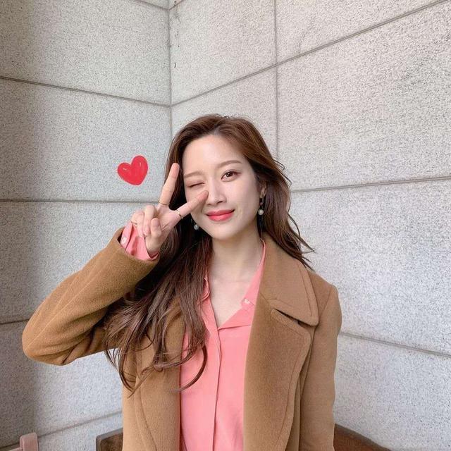 文佳瑛在剧中饰演女主角任朱静,虽然长得不漂亮,但拥