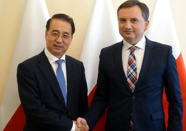 美国打压中国愈发肆无忌惮,中美外交官海外交锋,火花四溅!