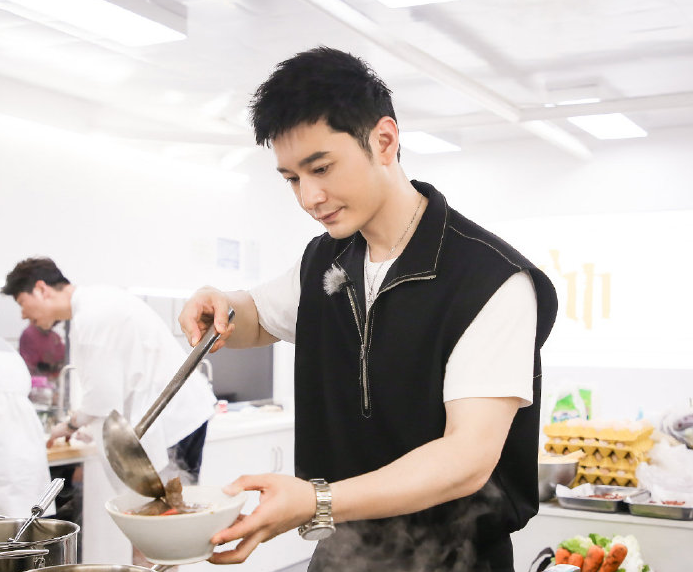 黄晓明|《中餐厅》黄晓明教跳无价之姐，丢掉偶像包袱后终于不油腻！