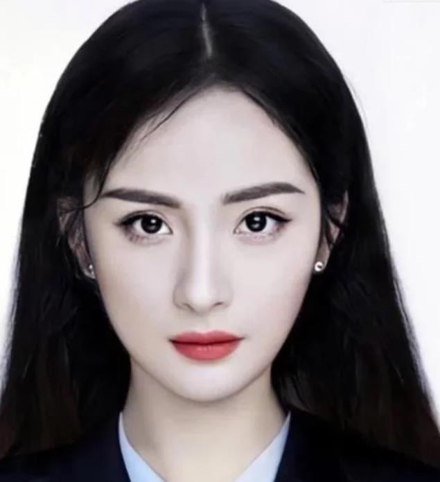 同是女星证件照,热巴美艳动人,张子枫淑女