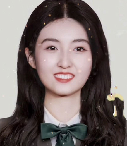 同是女星证件照,热巴美艳动人,张子枫淑女