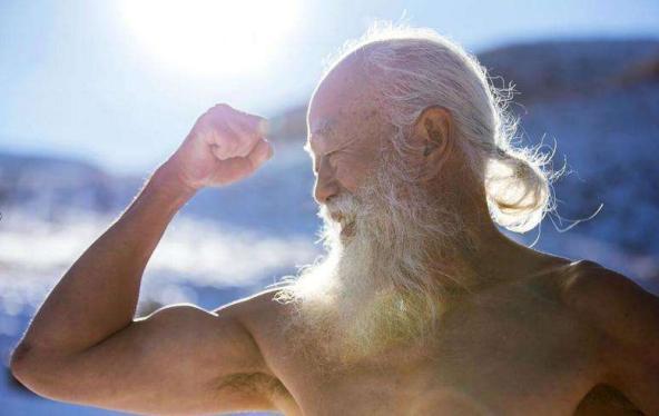 84岁最炫大爷,坚持健身老当益壮,他的人生多姿多彩