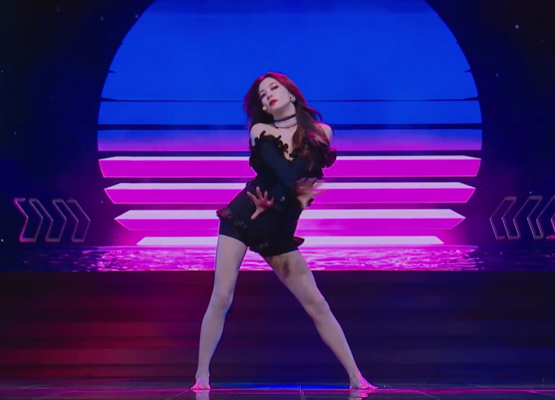 张雨绮光脚性感热舞镜头特写到她穿热裤的腿腿部线条认真的