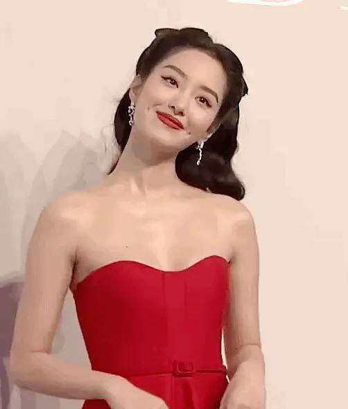 刘亦菲|她是当红“冯女郎”，爱上大30岁的刘亦菲干爹，冯小刚还赞她纯洁