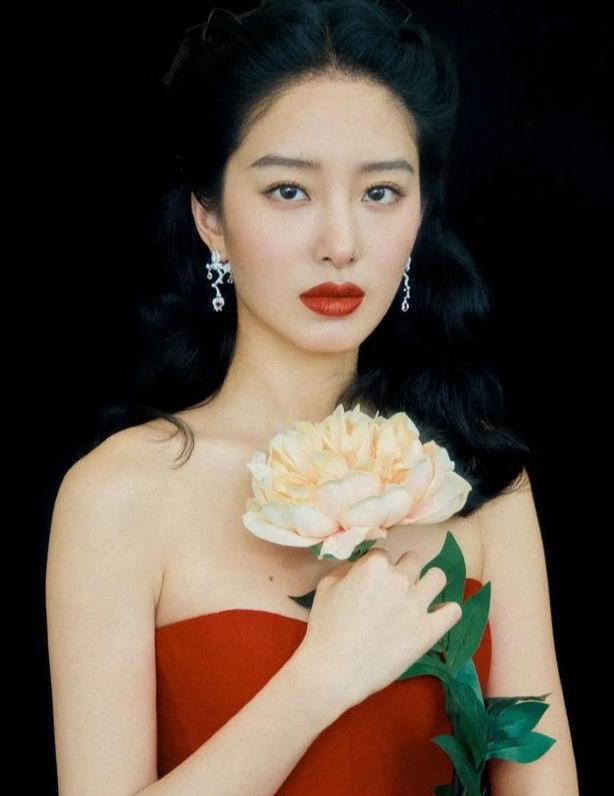 刘亦菲|她是当红“冯女郎”，爱上大30岁的刘亦菲干爹，冯小刚还赞她纯洁