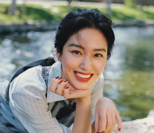 刘亦菲|她是当红“冯女郎”，爱上大30岁的刘亦菲干爹，冯小刚还赞她纯洁