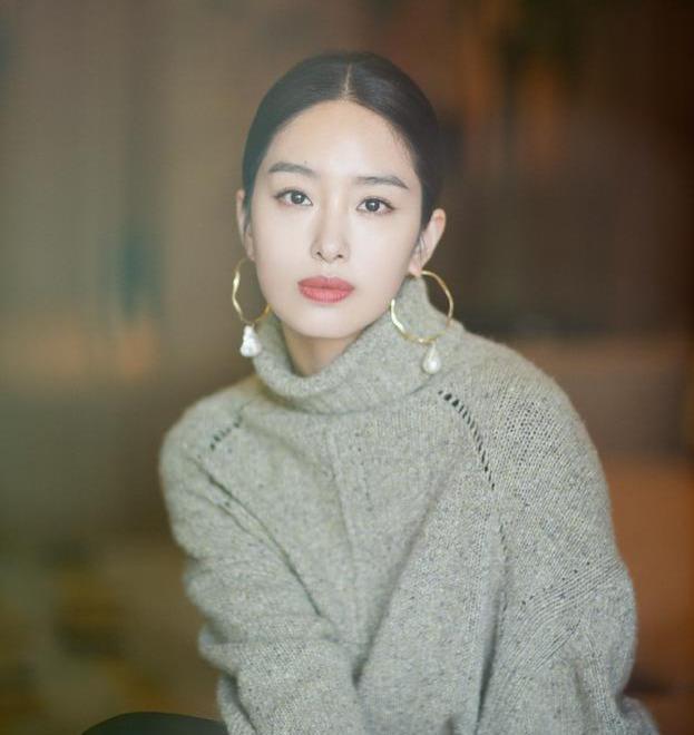 刘亦菲|她是当红“冯女郎”，爱上大30岁的刘亦菲干爹，冯小刚还赞她纯洁