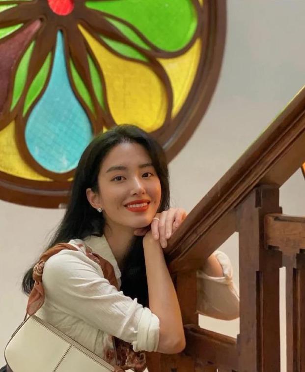 刘亦菲|她是当红“冯女郎”，爱上大30岁的刘亦菲干爹，冯小刚还赞她纯洁