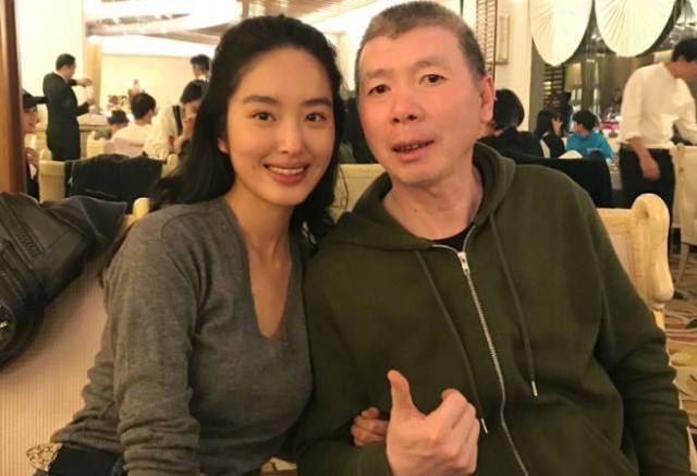 刘亦菲|她是当红“冯女郎”，爱上大30岁的刘亦菲干爹，冯小刚还赞她纯洁