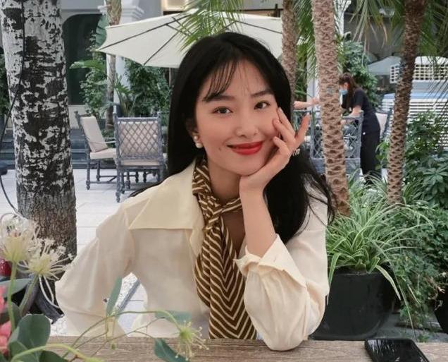 刘亦菲|她是当红“冯女郎”，爱上大30岁的刘亦菲干爹，冯小刚还赞她纯洁